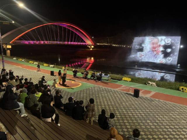 “꽃강길 음악분수 아래에서 펼쳐진 낭만 가득한 순간” … ‘화순에서의 특...
